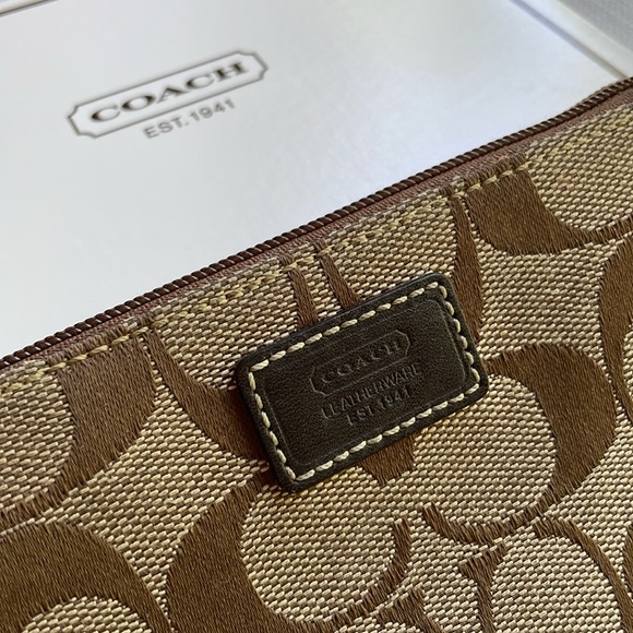 Coach signature canvas logo wristlet with gift box - Picture 3 of 13